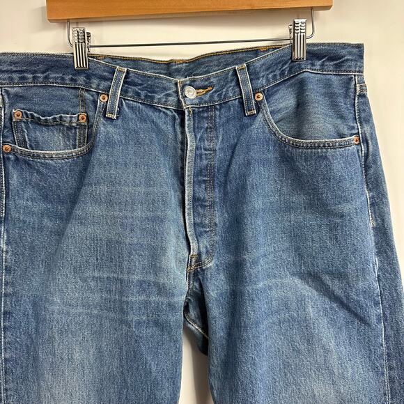 Levis Mens 501 Jeans size 38 x 32 Medium Wash - Picture 2 of 7